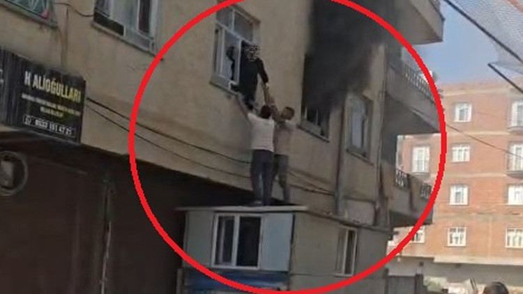 3 katlı binada alevler yükseldi! Mahsur kalan kadını konteynerin üzerine çıkıp kurtardılar