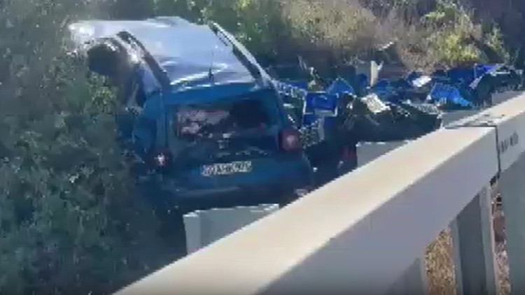 Bursa'da domates yüklü kamyon dehşeti: Virajı alamadı, park halindeki araca çarptı! 1 ölü, 1 yaralı