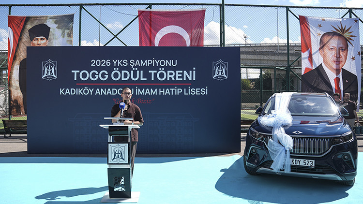 YKS derecesi Togg getirdi: Kadıköy Anadolu İmam Hatip Lisesi'nden mezununa dev ödül!