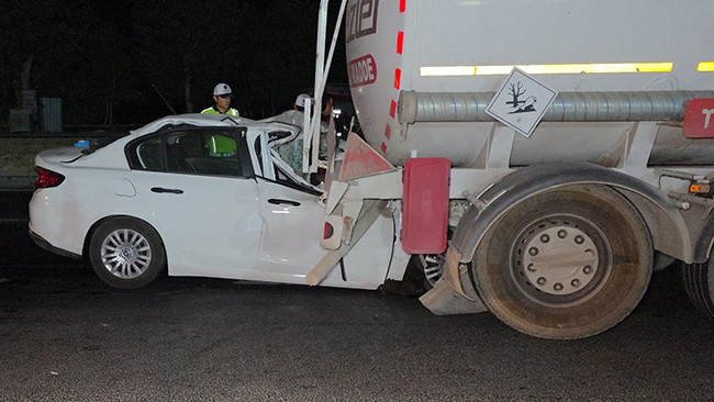 Antalya'da feci kaza! Otomobil tankere çarptı: 1 kişi hayatını kaybetti