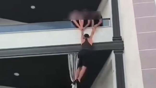 Hatay'da akılalmaz olay! Aranan hükümlü, polisleri görünce balkondan kaçmaya çalıştı