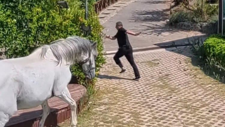 Klip çekiminde ilginç anlar: Video yayılınca telefonu susmadı