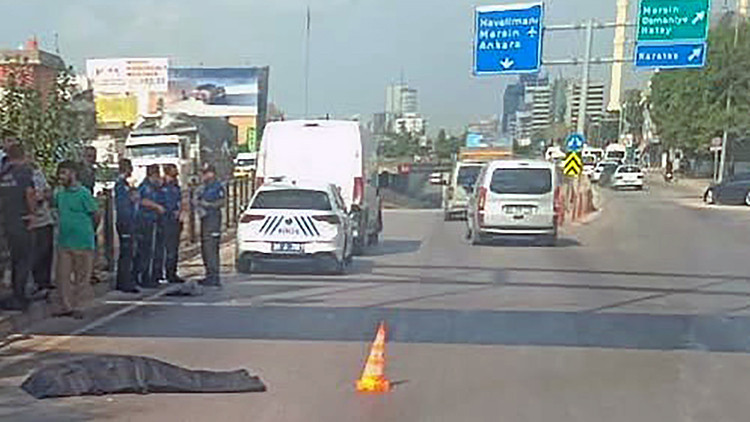 Üst geçitten yola düştü, minibüsün çarpmasıyla hayatını kaybetti
