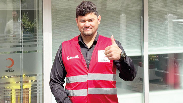 17 yıl önce uzanan eli unutmadı... Pakistanlı Jabbary Türk Kızılay gönüllüsü oldu
