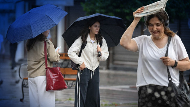 Sağanak yağış geliyor: Sıcaklıklar düşüyor! Meteoroloji saat verdi! İstanbul dahil birçok ilde sağanak yağış ve fırtına alarmı