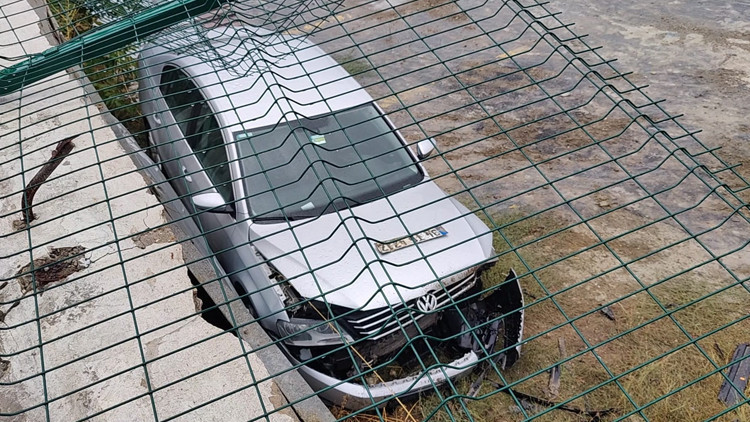 Hastane otoparkında korkutan kaza: Tel çitleri aşarak 3 metre aşağı düştü