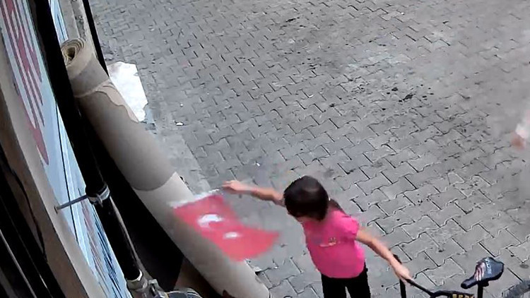 Yerde bulduğu Türk bayrağını öpüp kaldıran minik Nehir'in o anları yürek ısıttı