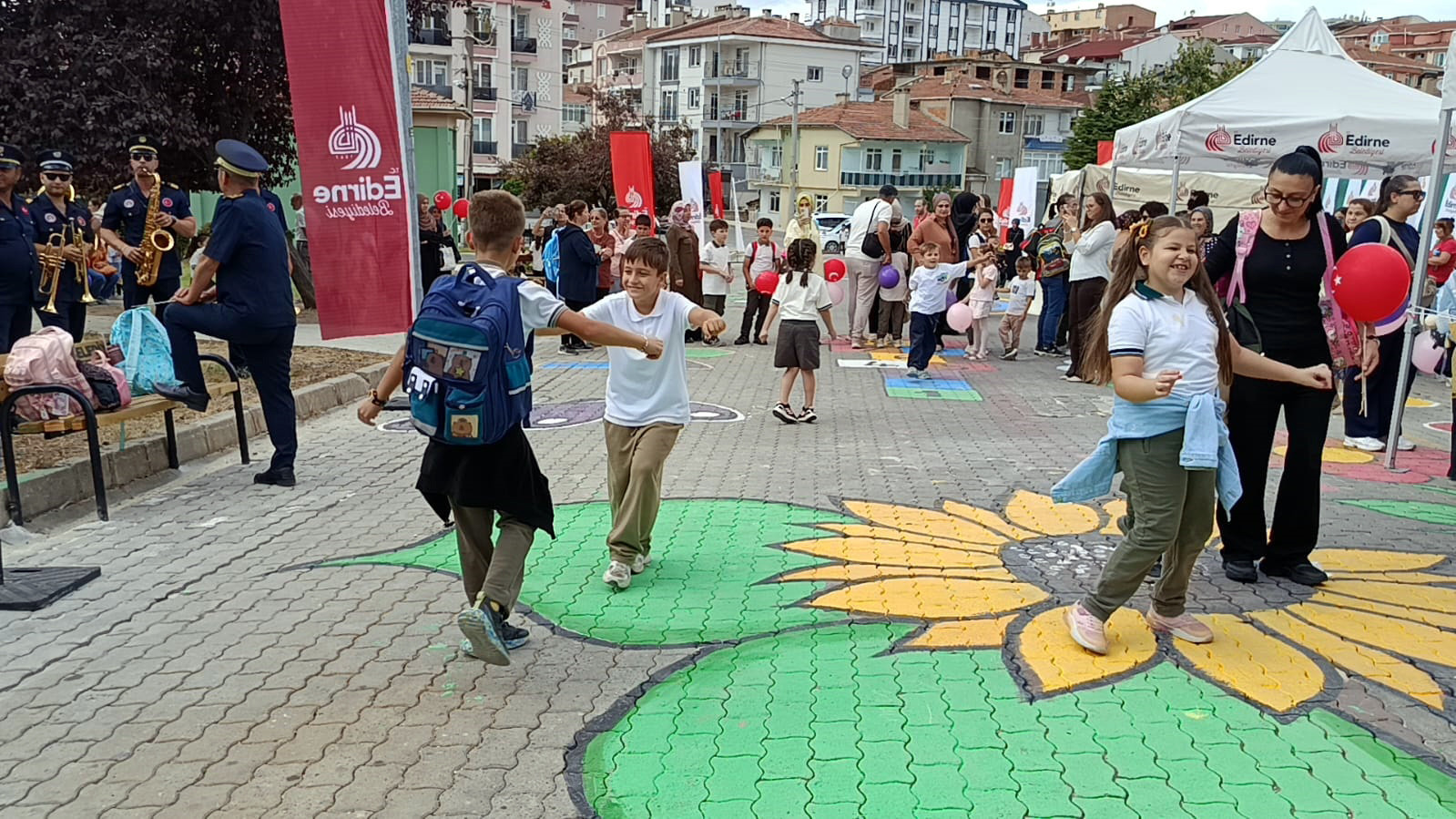 Edirne Haberleri - Edirne'de ilkokulun önü trafiğe kapatılıp, çocuk sokağına dönüştürüldü - Yerel Haberler