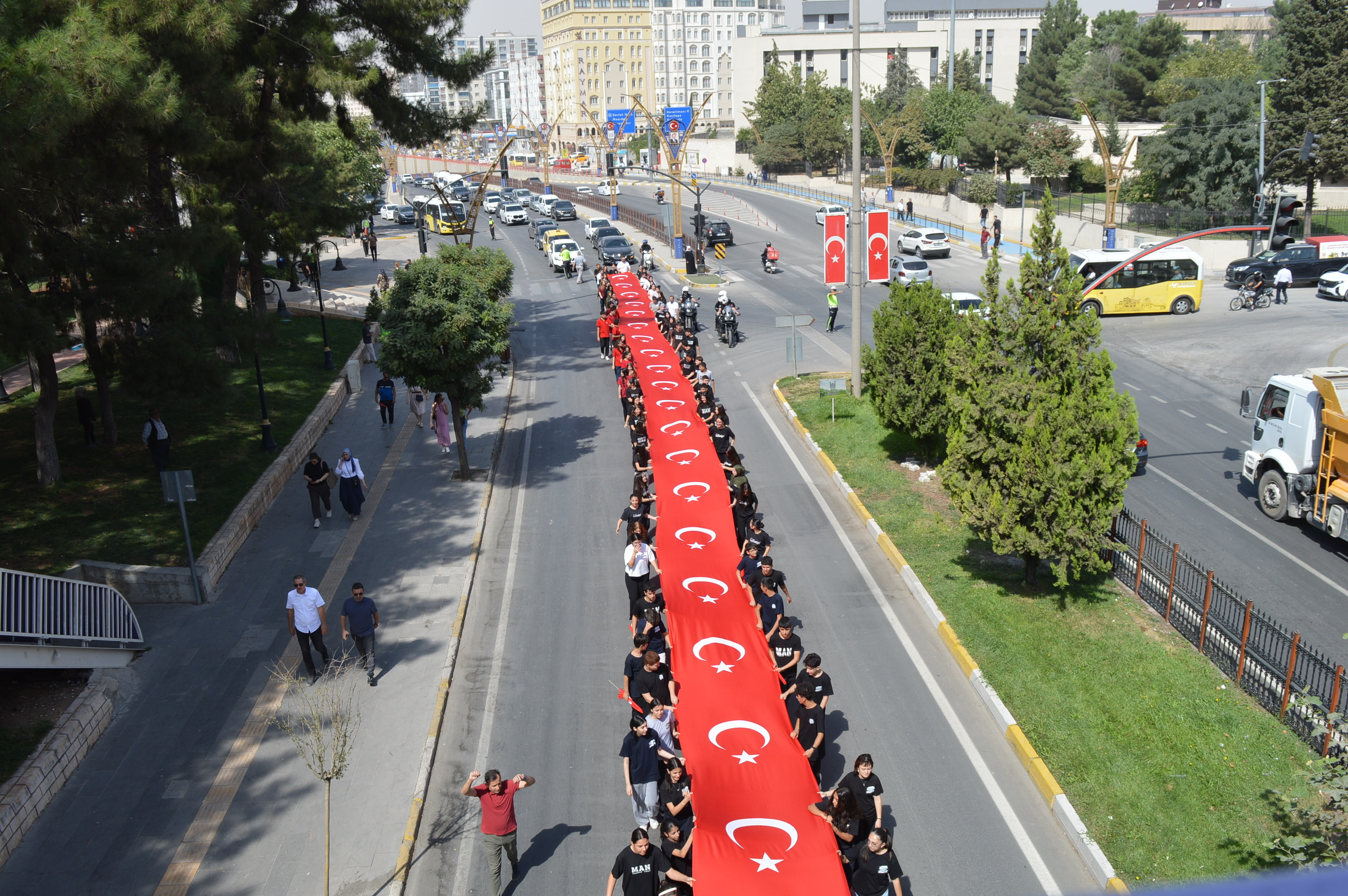 Mardin’de, 47 metrelik Türk bayrağıyla 'Gaziler Günü' yürüyüşü