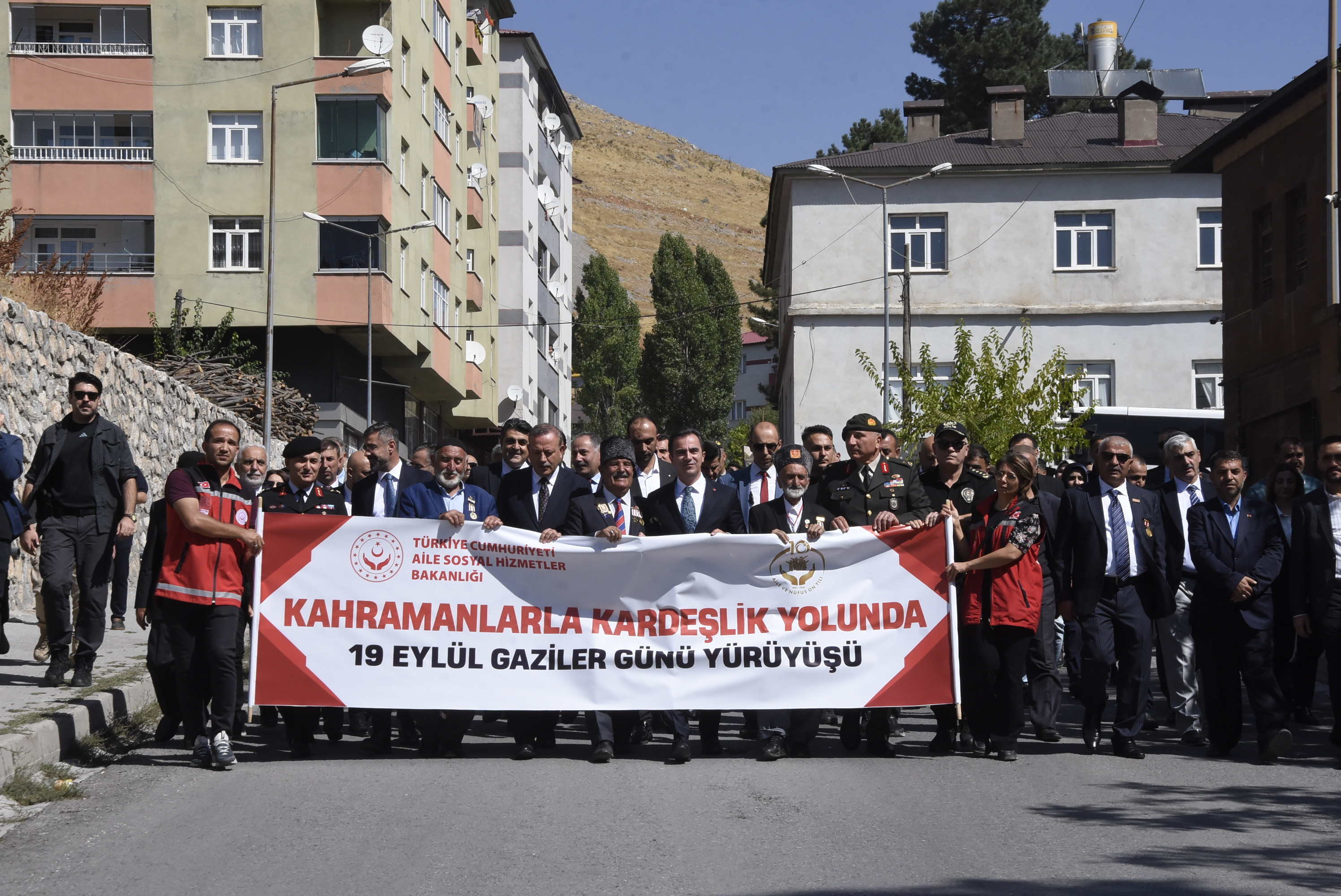 Bitlis’te “Kahramanlarla Kardeşlik Yolunda 19 Eylül Gaziler Günü Yürüyüşü” gerçekleştirildi