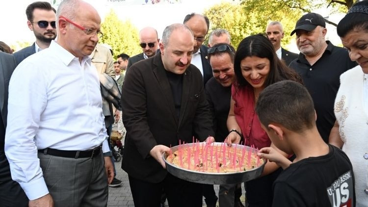 Mustafa Varank’tan Özgür Özel’e börekli cevap