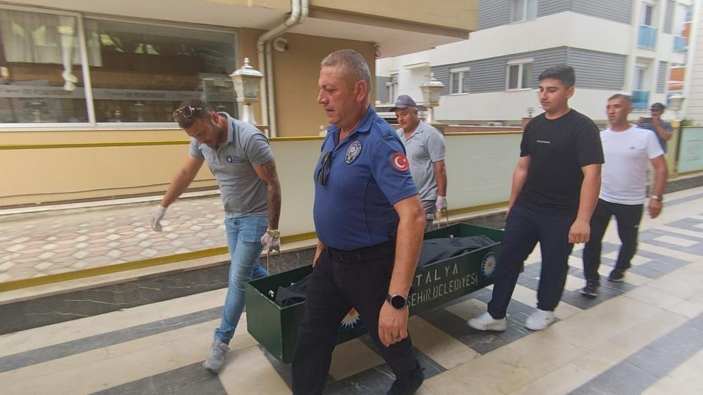 Rus uyruklu turist konakladığı otelin koridorunda ölü bulundu