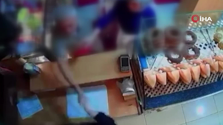İstanbul'da fırıncı kadına çocuklarının gözü önünde dayak
