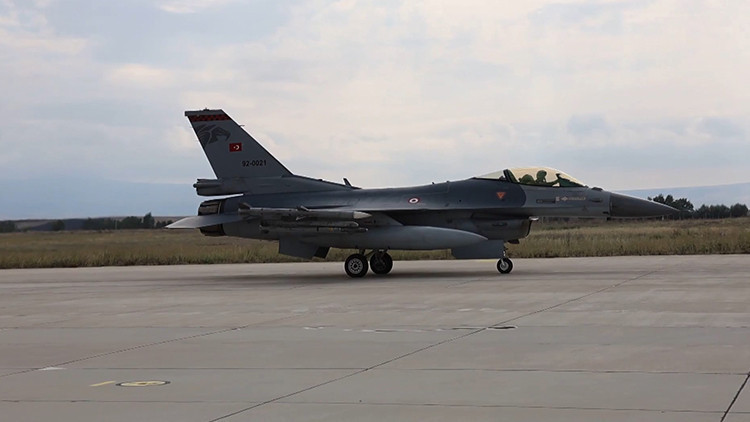 Türk Hava Kuvvetleri'nden Kıbrıs'ın güneyinde eğitim uçuşu