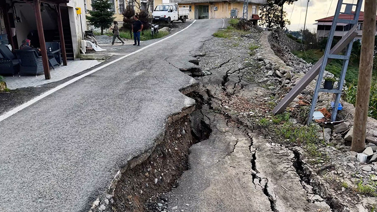 Rize'de sel ve heyelan paniği: Yol ikiye ayrıldı, mahalle sakini korku dolu anlarını anlattı