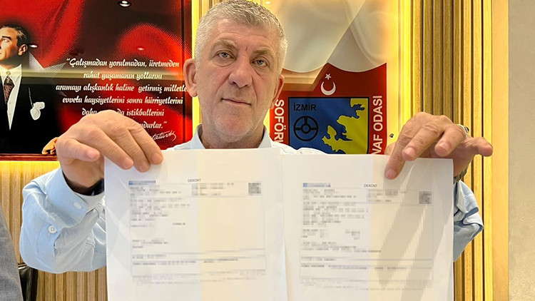İzmir'de 920 lira beklerken hesabında 920 bin lira gören taksici, parayı iade etti
