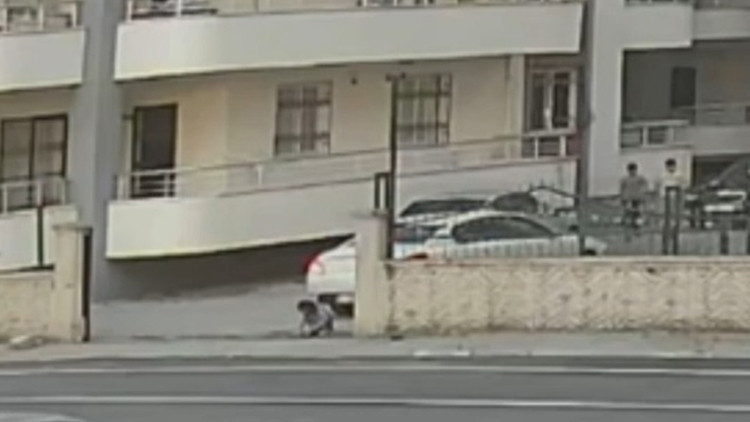 Hatay’da geri manevra yapan otomobilin altında kalan 4 yaşındaki çocuk ağır yaralandı