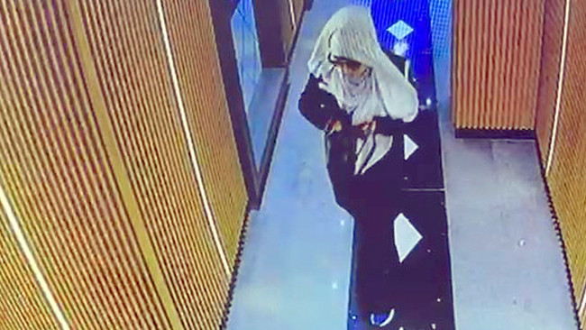 Avcılar'da hırsızlık için binaya giren 3 şüpheli kamerada
