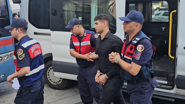 Kız arkadaşına takip isteği gönderen arkadaşını öldürdü