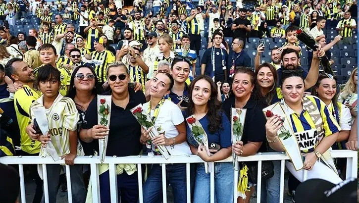 Fenerbahçeli kadınlar locada ağırlandı