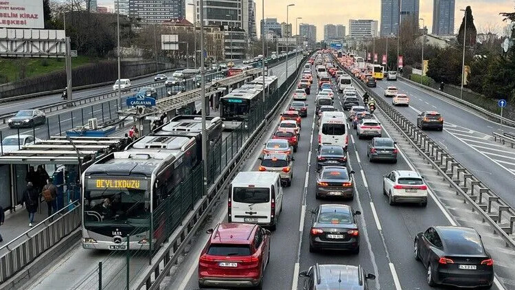 İstanbul güne yağışla başladı! Trafik yoğunluğu yüzde 71'e çıktı