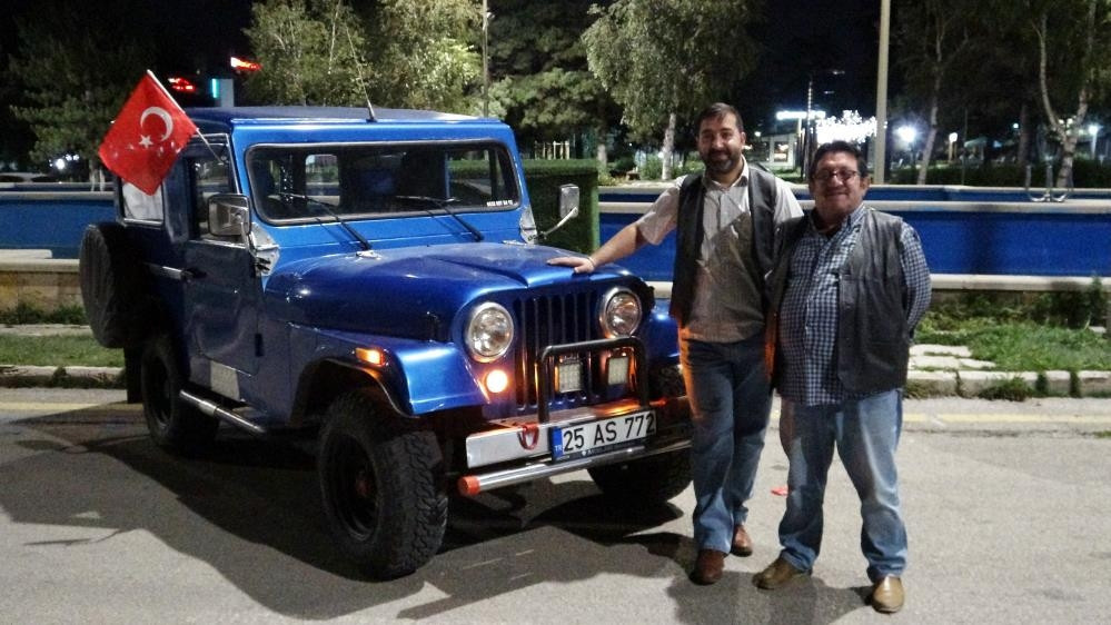 Yıllara meydan okuyan klasik araçlar yola çıktı: Bu aracın ilk sahibi Alparslan Türkeş Yıllara meydan okuyan klasik araçlar yola çıktı: Bu aracın ilk sahibi Alparslan Türkeş