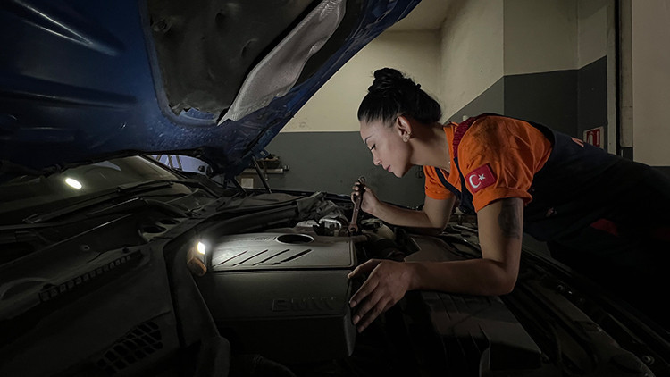 Muhasebeci olarak girdiği sanayide motor ustası oldu: Yüzümdeki yağ benim makyajım