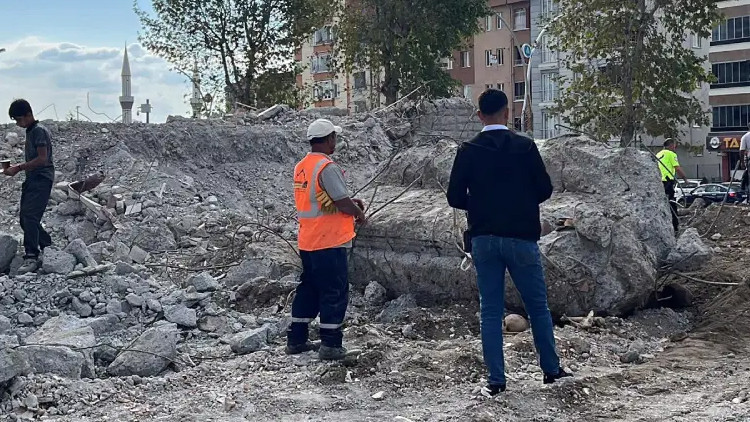 Okul binasının yıkımı sırasında kafatası ve kemik parçaları bulundu