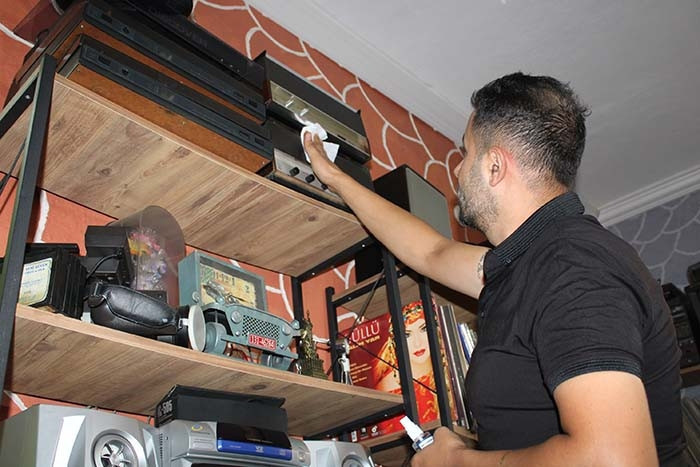 Evinin bir odasına koydu: Elinde binlerce var En değerli olan eşimin bana aldığı Evinin bir odasına koydu: Elinde binlerce var En değerli olan eşimin bana aldığı