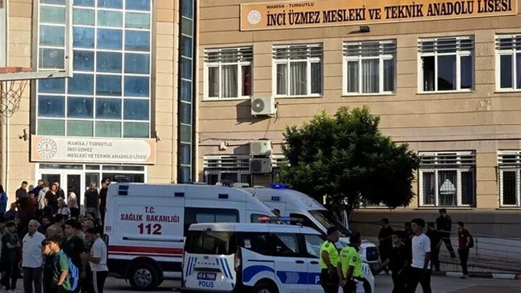 Manisa Valiliği'nden okul önündeki saldırı açıklaması: 3 öğrencinin yoğun bakımdaki tedavisi sürüyor