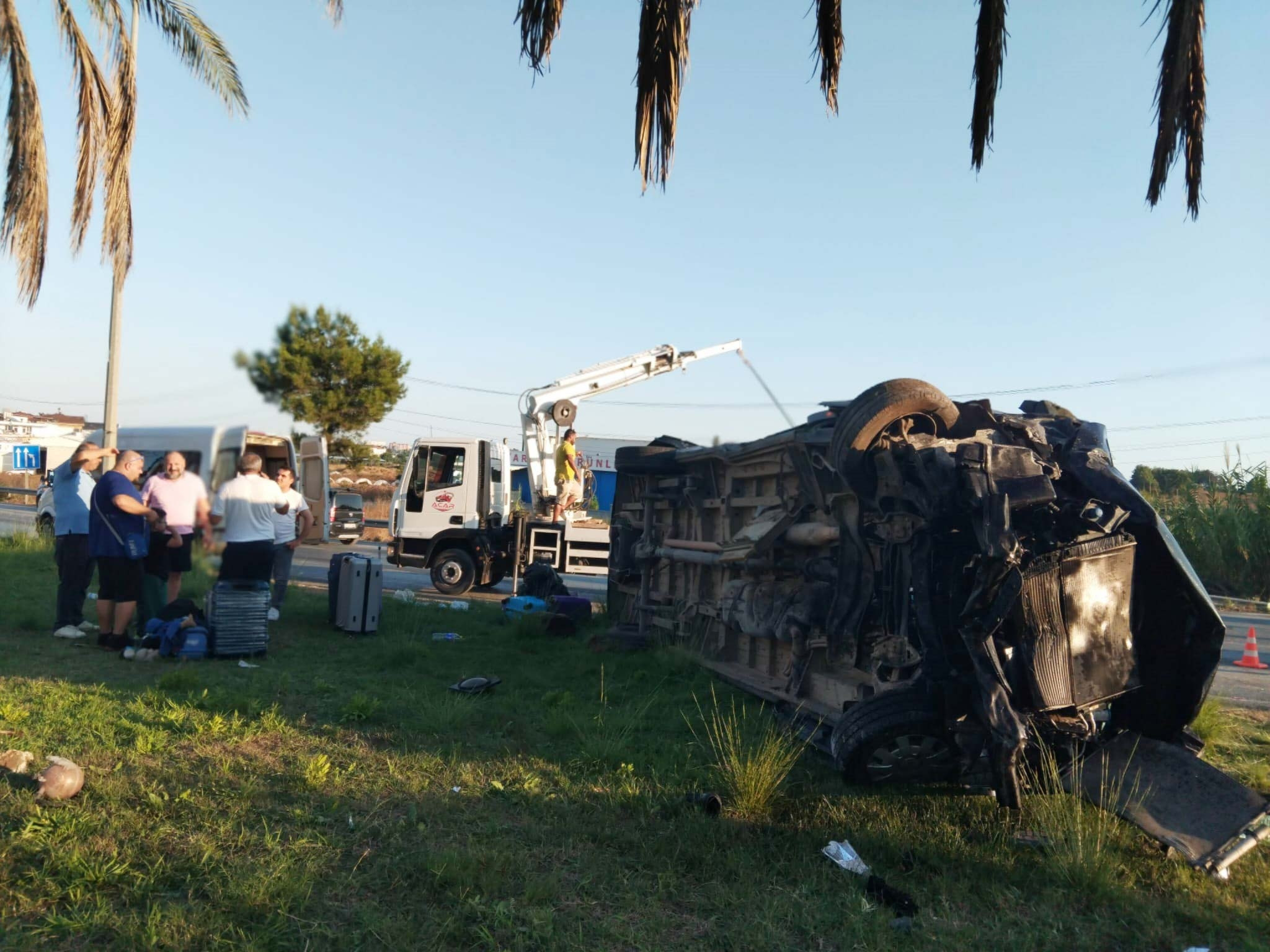 Antalya'da üç aracın karıştığı zincirleme kaza: 17 yaralı
