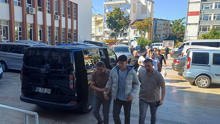 Lise önünde pompalı tüfek alarmı: 3 kişi tutuklandı