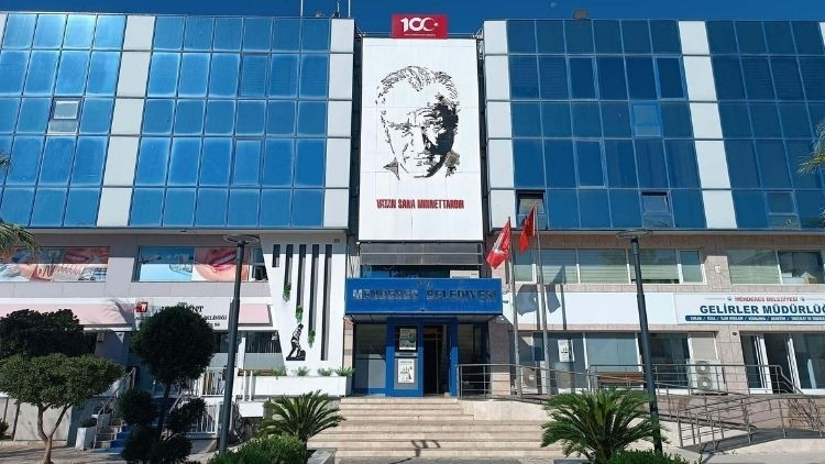 Menderes Belediyesi'ne ikinci dalga operasyonda 7 tutuklama
