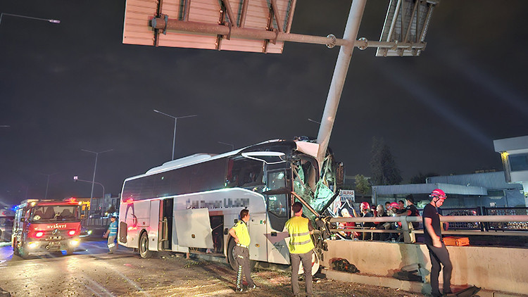 Adana'da yolcu otobüsü kazasında 11 yaralı