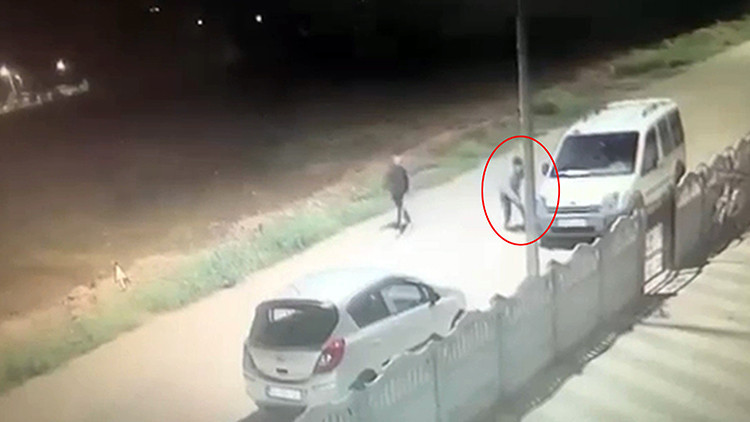 Afyonkarahisar'da vandallık kamerada: Araçların lastiklerini kesip kaçtılar