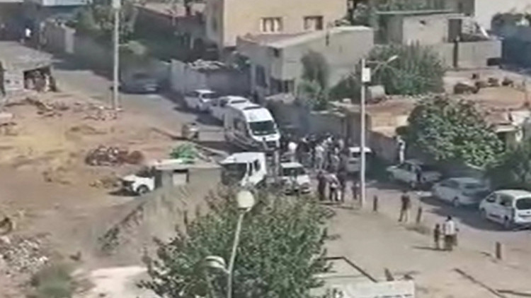 Mardin'de sokak ortasında silahlı saldırı: Husumetlilerinin vurduğu adamın durumu ağır