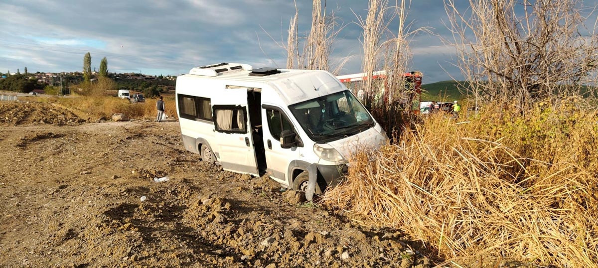 Balıkesir'de işçi servis minibüsü şarampole yuvarlandı; 13 yaralı
