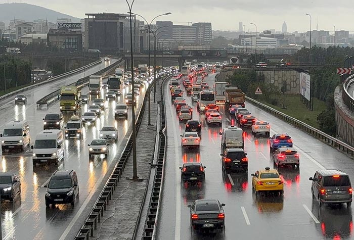 İstanbul'da sağanak etkisi: Trafik yoğunluğu yüzde 89'a ulaştı