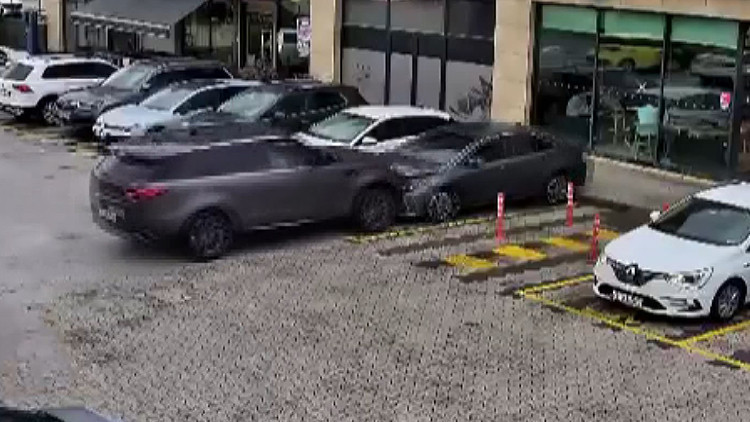 Gaz ile freni karıştırdı, önüne kattığı araçla birlikte kafeye girdi