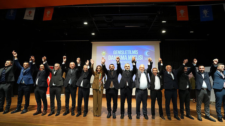 Ataşehir'de 6 meclis üyesi AK Parti'ye katıldı: 1'i İBB meclis üyesi