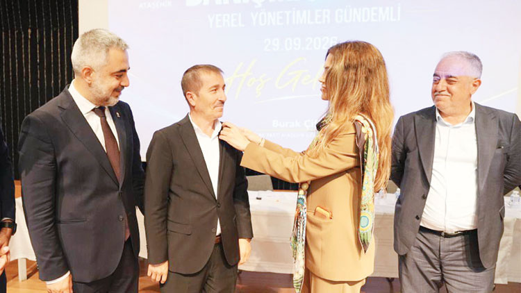 İstanbul’da dengeler değişiyor... Ataşehir’de 6 CHP’li üye AK Parti’ye geçti