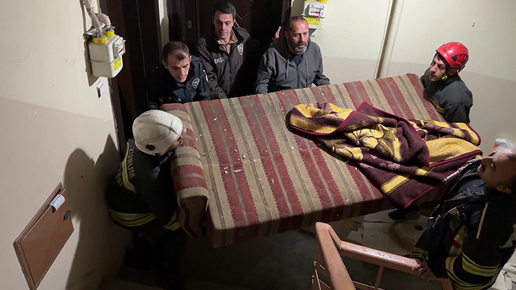 Erzurum'da film gibi operasyon: Çatıya kaçan firari için itfaiyeden "çekyatlı" önlem