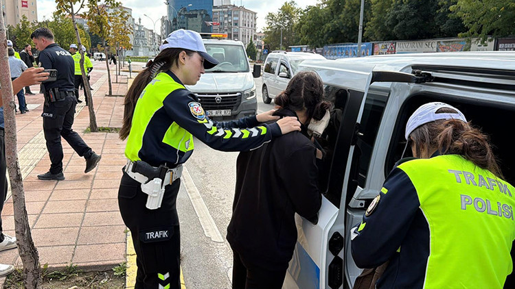 Eskişehir’de nefes kesen kovalamaca: Uyuşturucu dolu çantayı atıp kaçarken yakalandılar