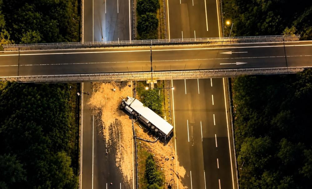 Kimyasal yüklü TIR devrildi! Trafik kilitlendi
