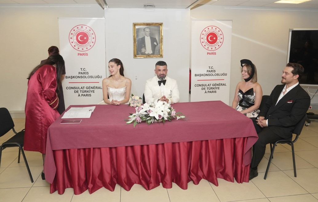 Nikah sonrası Eyfelde aile fotoğrafı