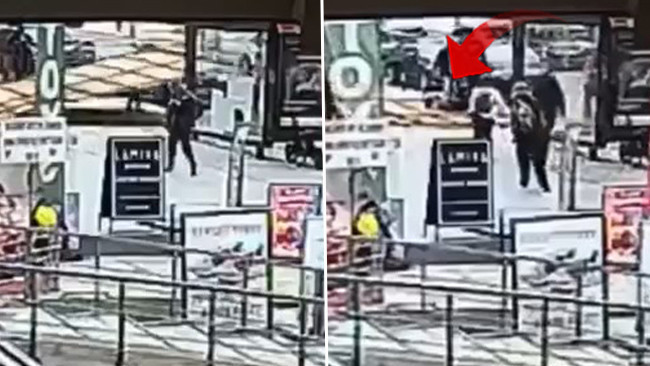 Kadıköy’de inşaat kaplaması devrildi: İkiz kardeşler altında kaldı! O anlar kamerada