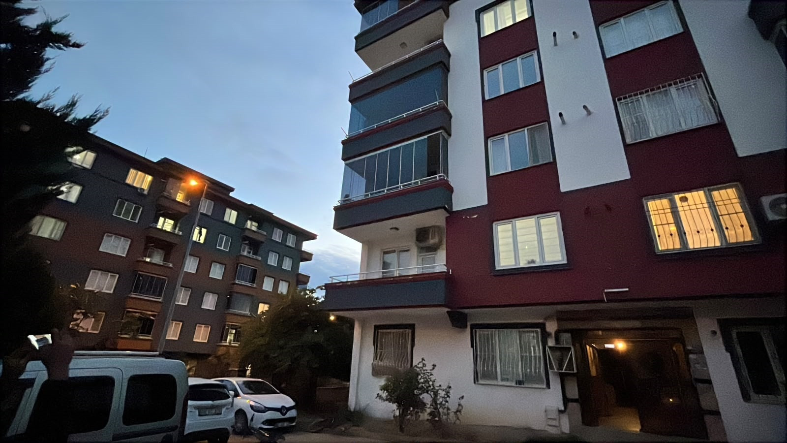 Gaziantep'te aile faciası... Evli çift ve oğulları 2'nci kattan düştü: 1 ölü, 2 yaralı