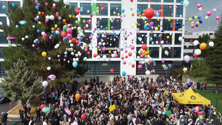Malatya'da lösemiyi yenen 10 yaşındaki Hasan için hastane önünde balon uçuruldu