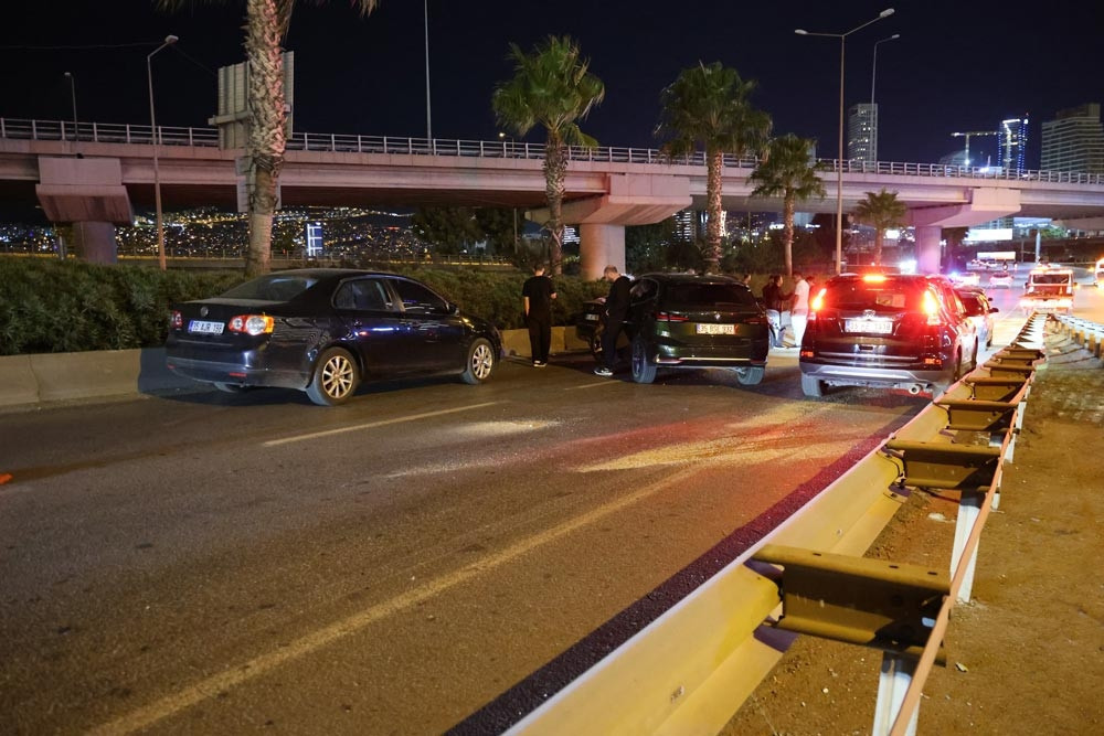 İzmir’de 7 otomobil, 1 motosikletin karıştığı zincirleme kaza: 4 yaralı