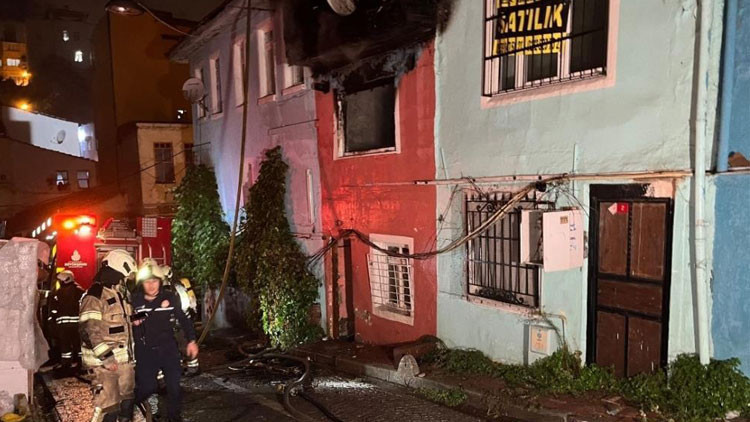 Fatih’te 2 katlı bina alev alev yandı: 1 ölü